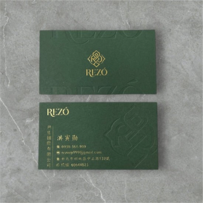 森白視覺為汽車精品品牌設計的名片作品，以綠色為基底，搭配燙金工藝及印凹工藝，呈現精品質感